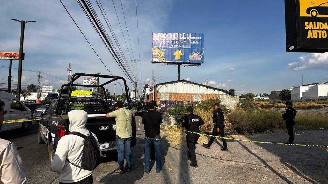 Autoridades estatales desalojan comercios irregulares en Paseo Constituyentes de Corregidora, Querétaro.