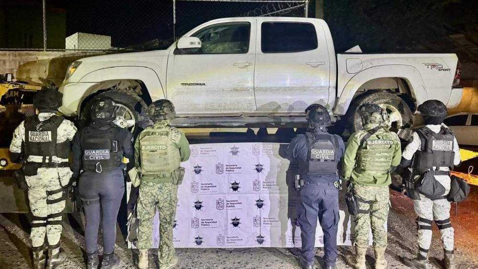 Autoridades estatales y federales aseguraron tres camionetas robadas, rifles y más de 1,600 cartuchos vinculados al CJNG en operativo coordinado en Zinapécuaro, Michoacán.
