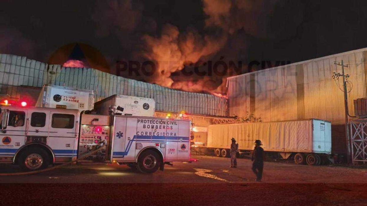 Bomberos y Protección Civil atienden incendio en nave industrial del Parque Balvanera en Corregidora. Foto: PC Corregidora.