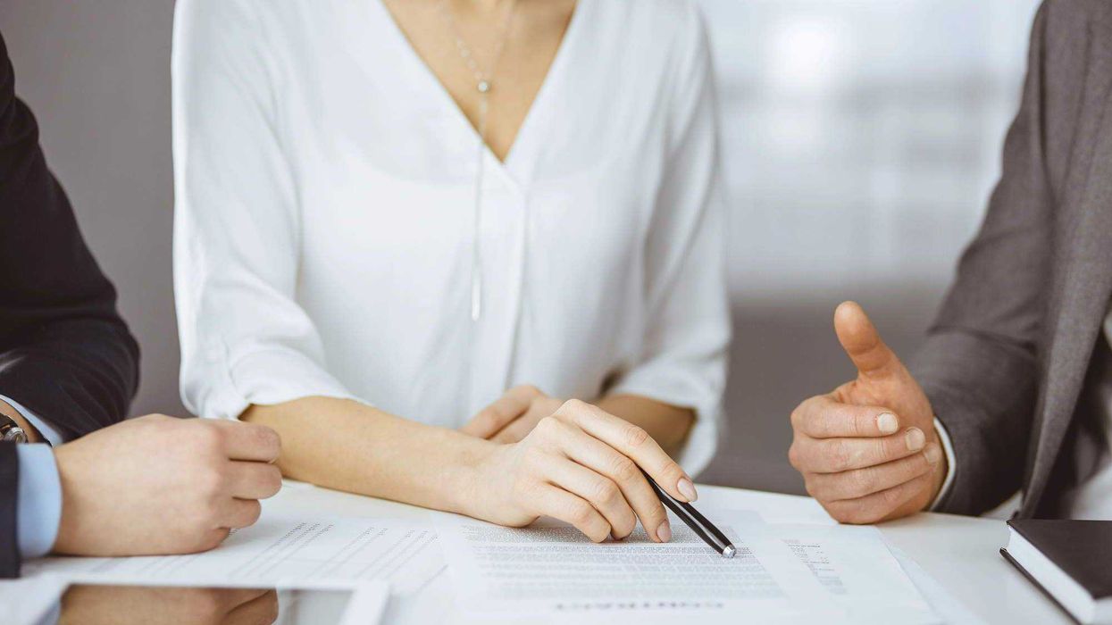 Calculadoras digitales permiten conocer el desglose exacto entre salario bruto y neto considerando impuestos y aportaciones obligatorias.