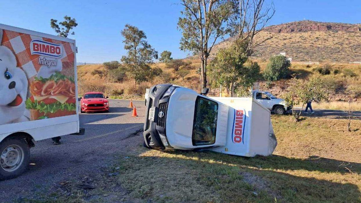 Camioneta volcada sobre autopista México-Querétaro tras choque con autobús en San Juan del Río.
