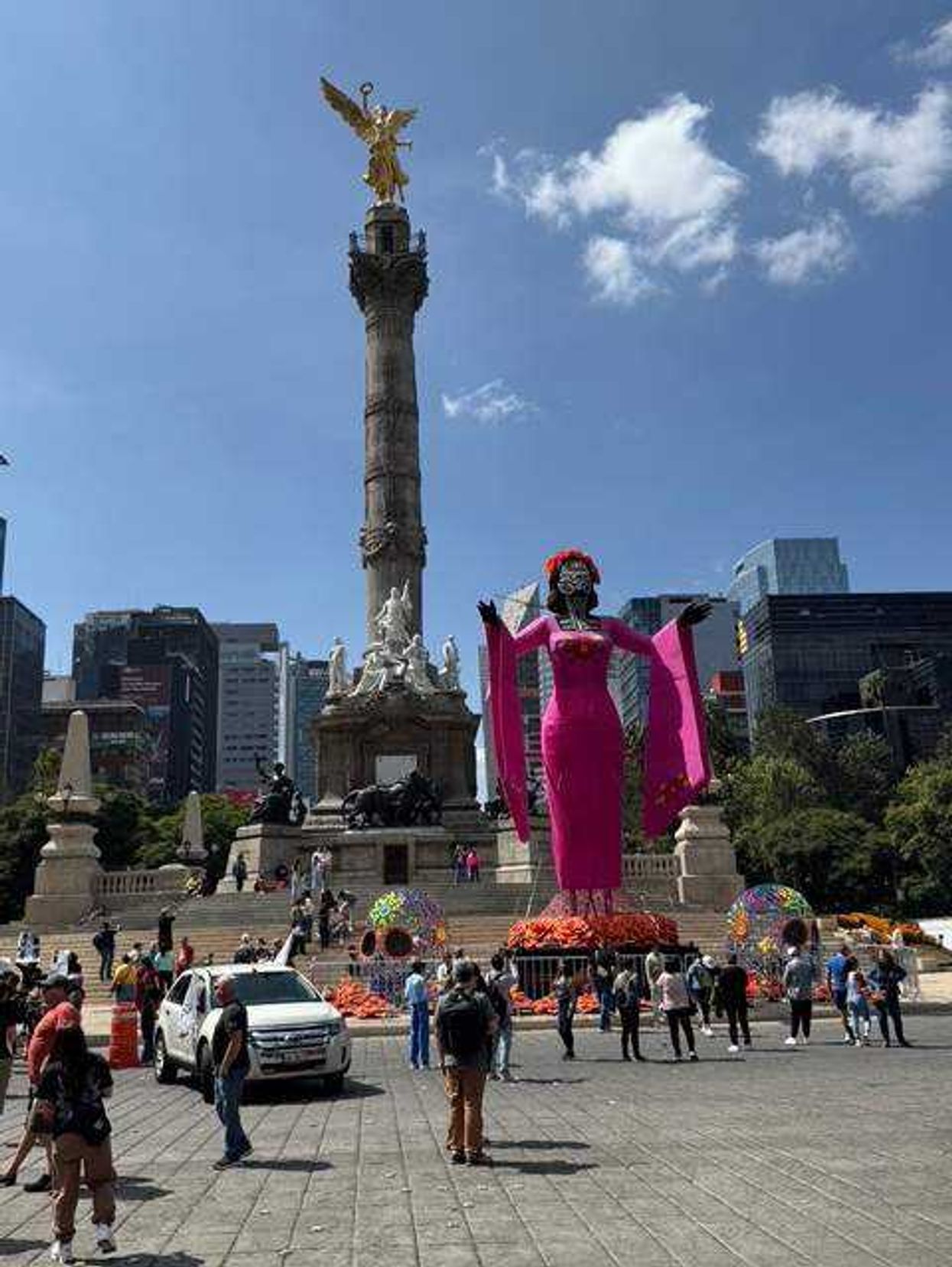 Catrina monumental de 9.5 metros ilumina Paseo de la Reforma en Ciudad de México durante Festival Internacional de las Luces FILUX 2025.
