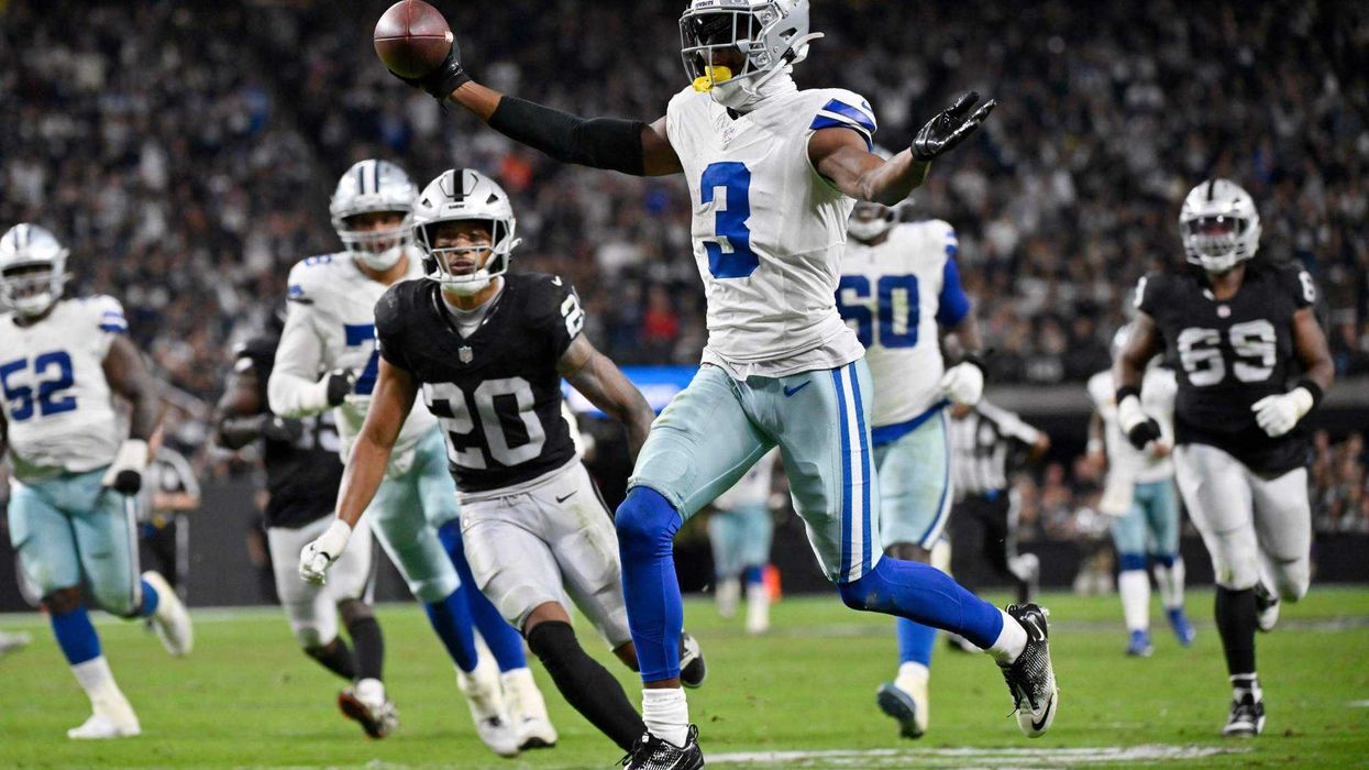 Cowboys rinden homenaje a Kneeland y Prescott lanza cuatro pases de TD en triunfo 33-16 ante Raiders. AP.