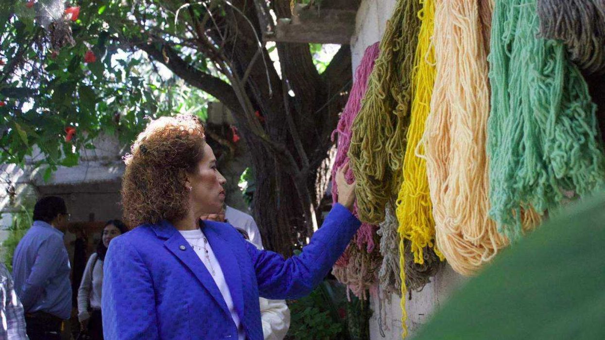 Diputada Adriana Meza recorre talleres de telar con artesanos de Colón, Querétaro.