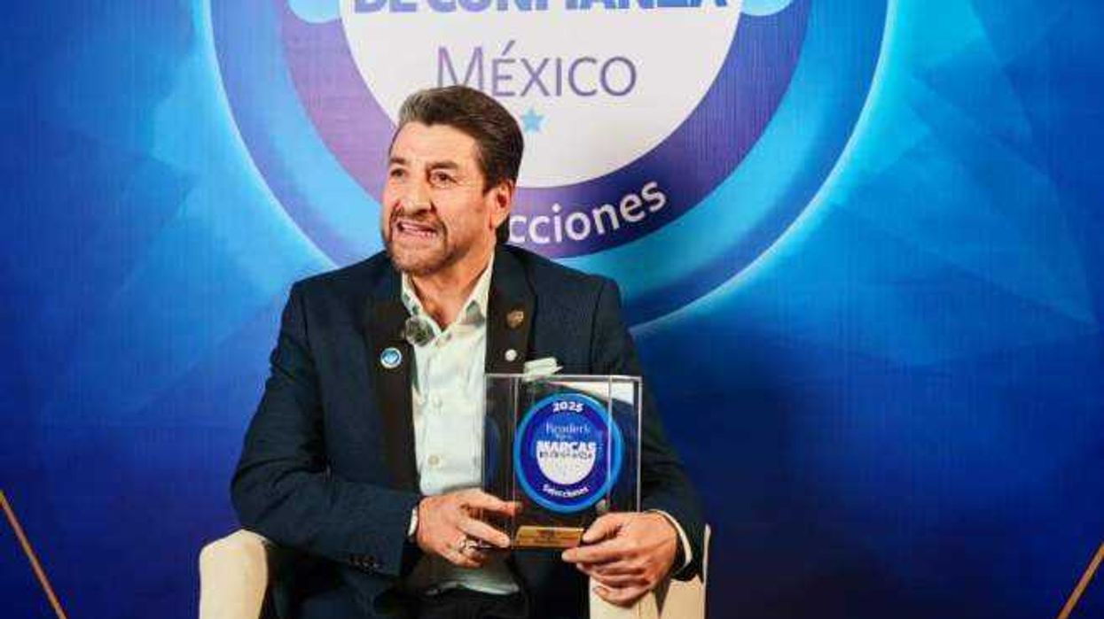 Edibray Gómez Gallegos recibe premio "Destino Turístico por Descubrir" en evento Marcas de Confianza México 2025.