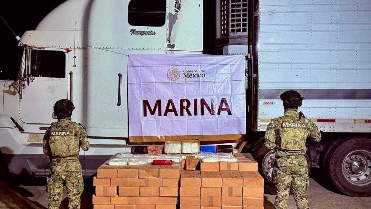 Elementos de la Secretaría de Marina aseguraron 605 kilogramos de metanfetamina y 21 kilogramos de otras drogas ocultas en doble fondo de tractocamión en el Recinto Portuario de Mazatlán, Sinaloa, el 30 de noviembre de 2025. Foto: SEMAR.