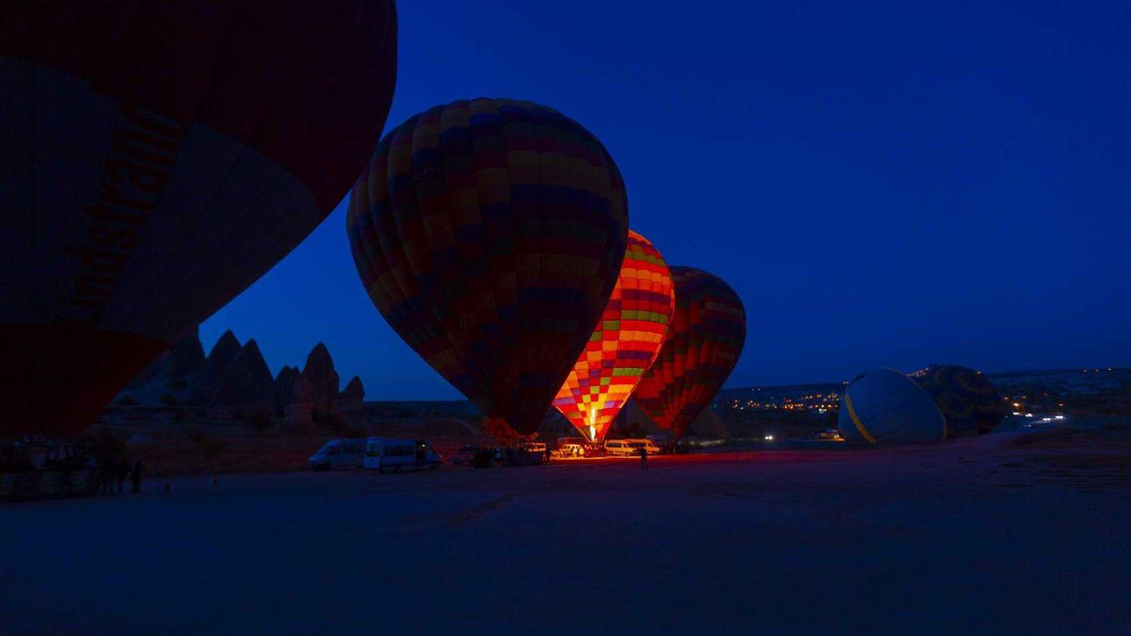 Festival Internacional del Globo 2025 en León Guanajuato con globos aerostáticos iluminando cielo nocturno sobre Parque Metropolitano.