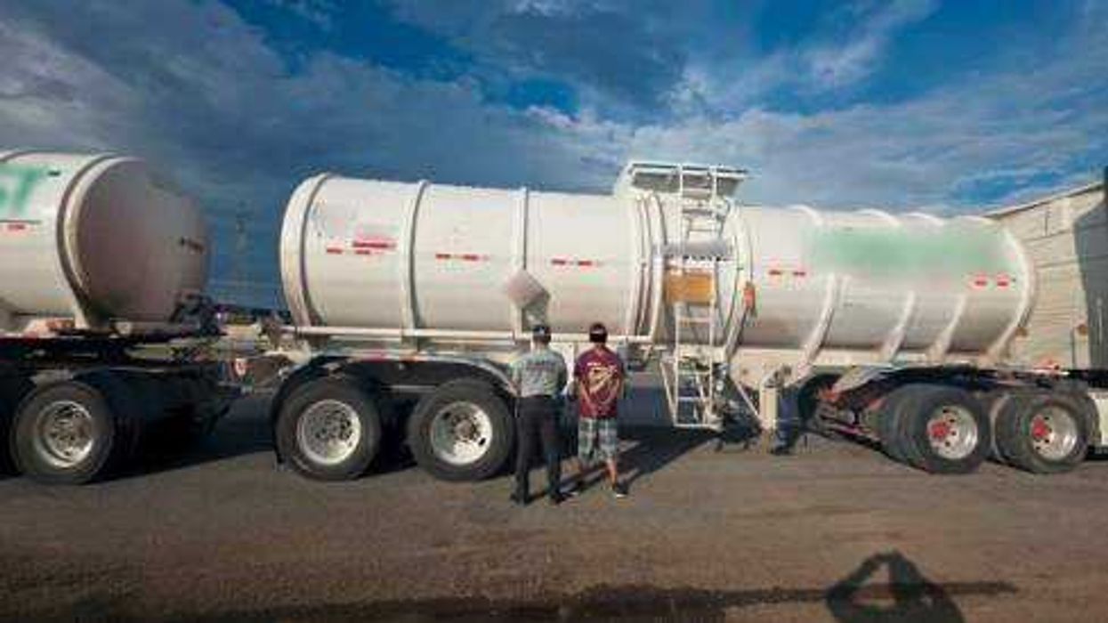 Guardia Nacional asegura tractocamión con doble semirremolque cargado con 63 mil litros de diésel en carretera México-Querétaro. El Operador no acreditó autorización ni factura del combustible.