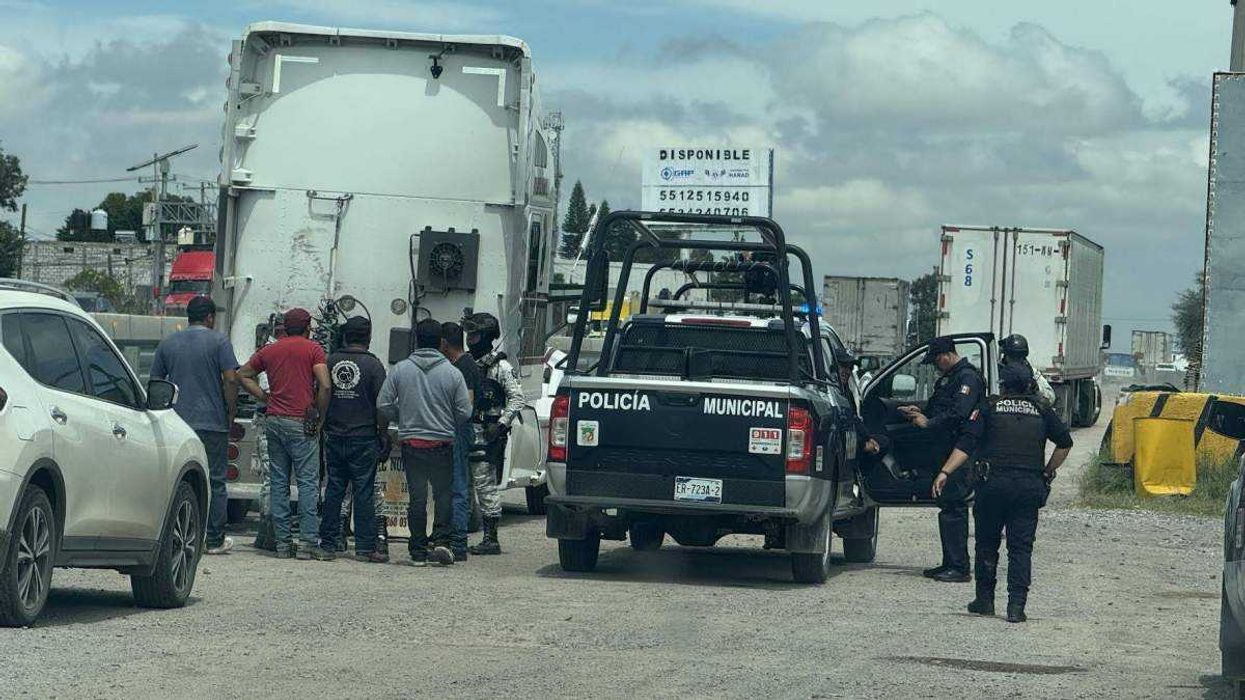 Guardia Nacional y Policía Municipal de Pedro Escobedo investigan robo de carga en autopista federal.