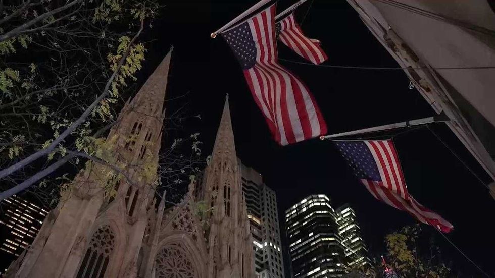 La fachada de la Catedral de Saint Patrick de Nueva York es iluminada por primera vez