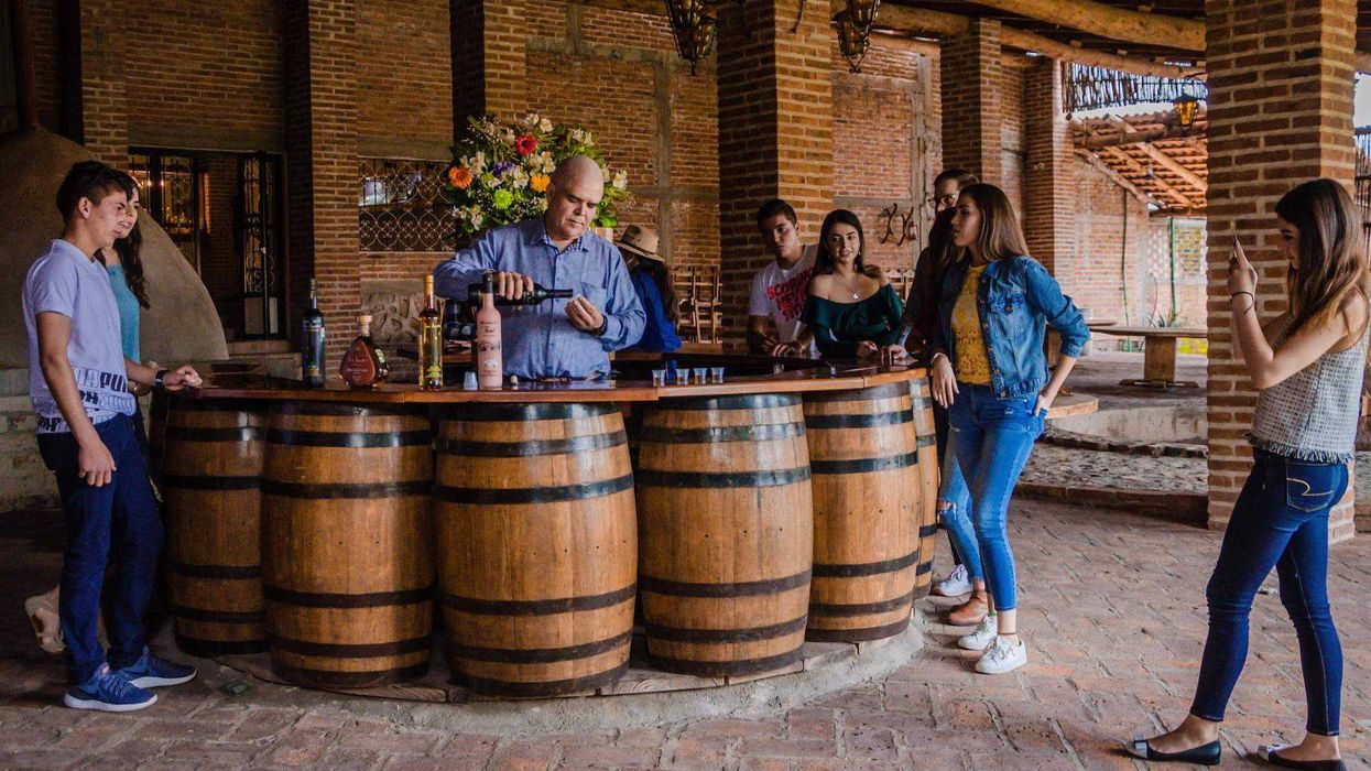 La destilación artesanal de mezcal en Zacatecas preserva técnicas tradicionales transmitidas entre generaciones de maestros mezcaleros.