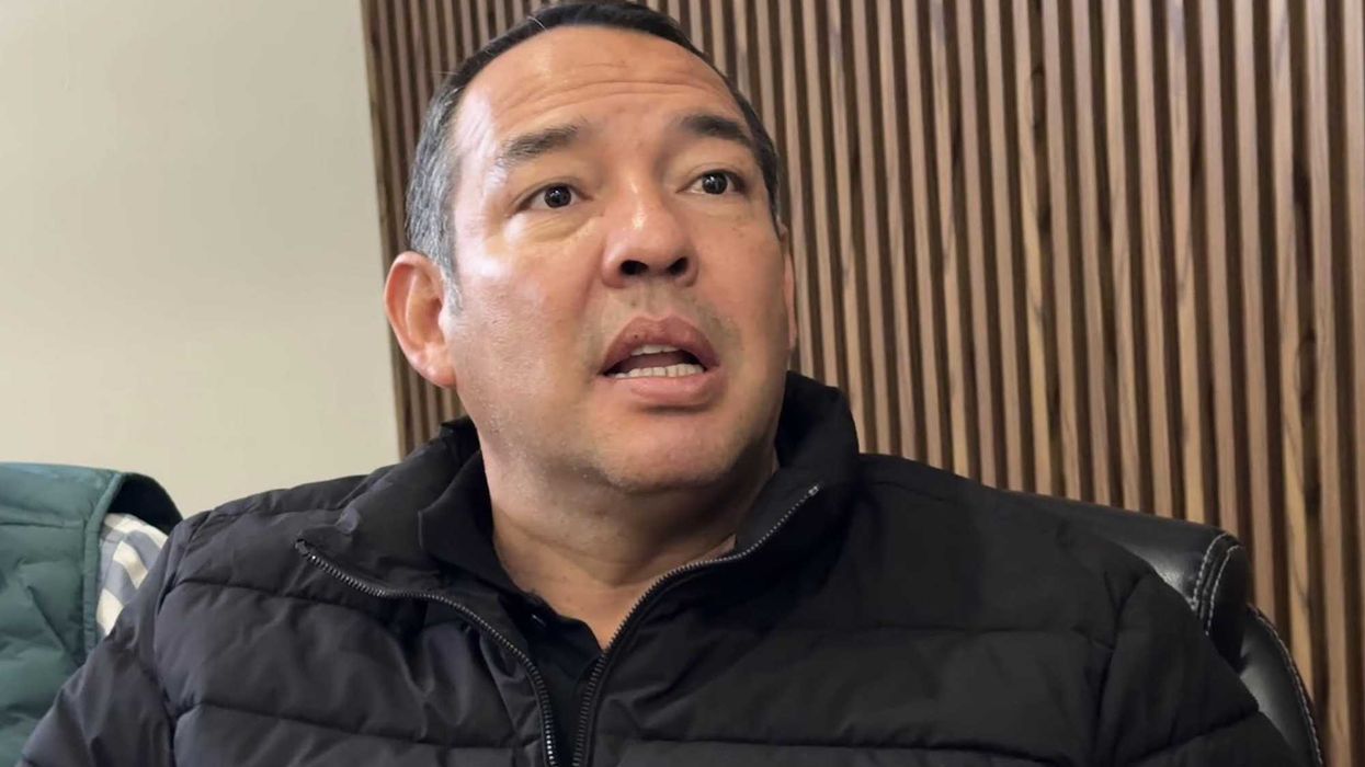 La rehabilitación de calle Aztecas en zona oriente tiene inversión de 8 mdp. El alcalde Roberto Cabrera Valencia supervisa los avances.