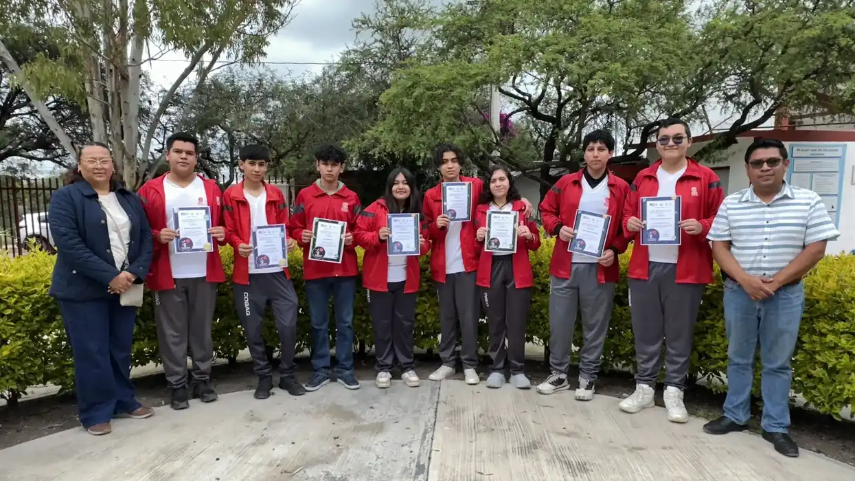 Los estudiantes del COBAQ Plantel 11 seleccionados para la Academia Espacial de Querétaro posan junto a sus profesores asesores en las instalaciones educativas.