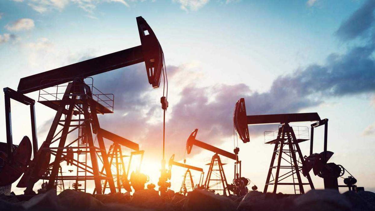 Millones de toneladas de residuos plásticos contaminan océanos anualmente mientras las negociaciones enfrentan el bloqueo de países petroleros.