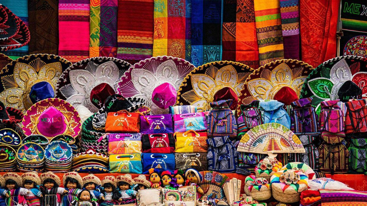 Negocios participantes exhiben engomado oficial “Aquí se vive un Viernes Muy Mexicano” durante primera edición del programa nacional de consumo local.