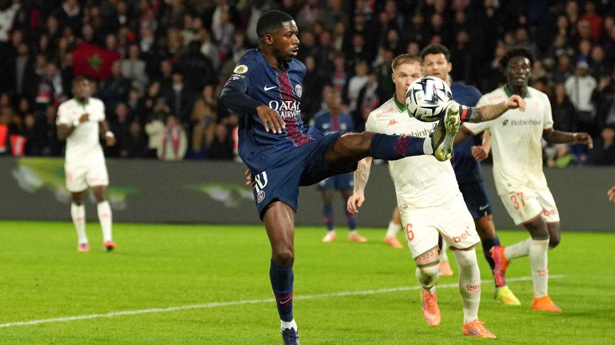 Ousmane Dembélé del Paris Saint Germain controla el balón en el encuentro ante el Niza en la liga francesa el sábado primero de noviembre del 2025. AP.