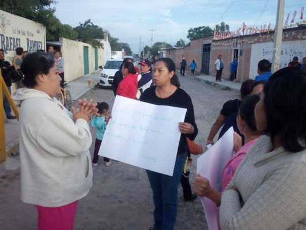 padres familia protestan por despido maestros 3