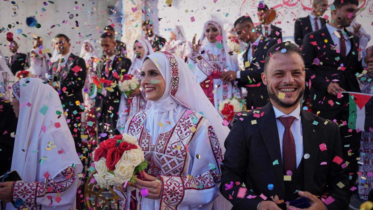 Parejas palestinas celebran una boda masiva entre los edificios destruidos de Gaza. AP.