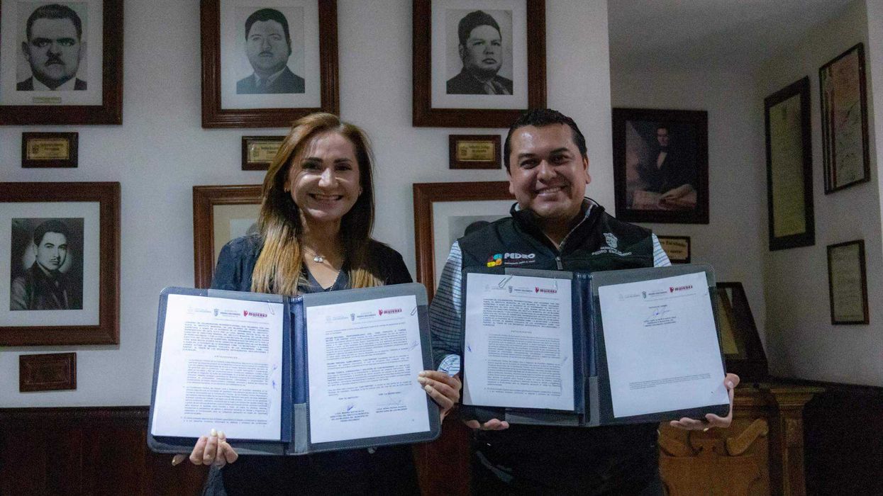 Sonia Rocha Acosta y Alberto Nava Cruz durante la firma del convenio de colaboración contra la violencia de género en Pedro Escobedo. Foto: Secretaría de las Mujeres.