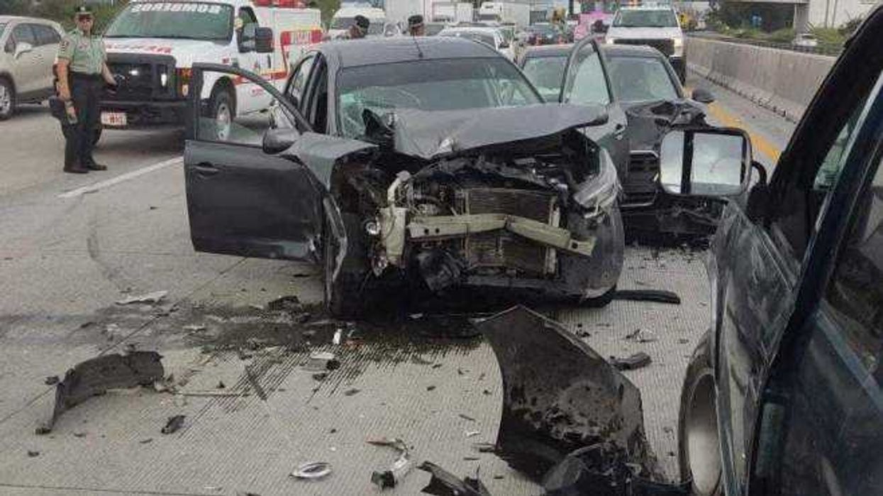 Unidades de emergencia atienden accidente múltiple en autopista México-Querétaro a la altura de Pedro Escobedo este domingo.